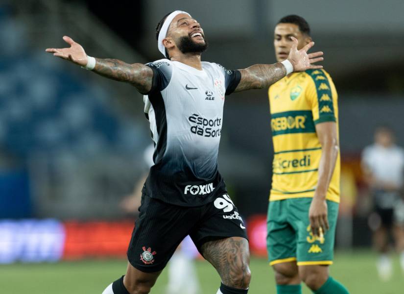 Memphis Depay le dio la victoria al Corinthians ante Cuiabá en el Brasileirao.