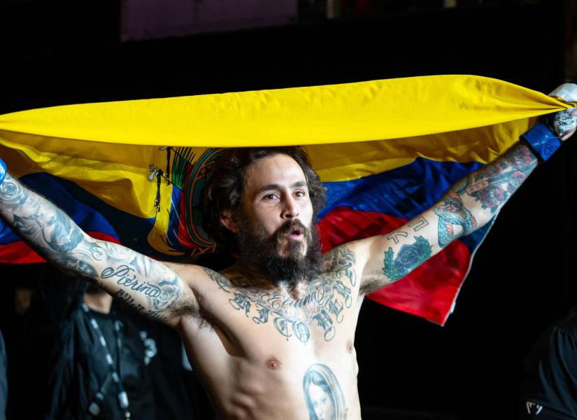 Marlon Chito Vera sostiene la bandera de Ecuador