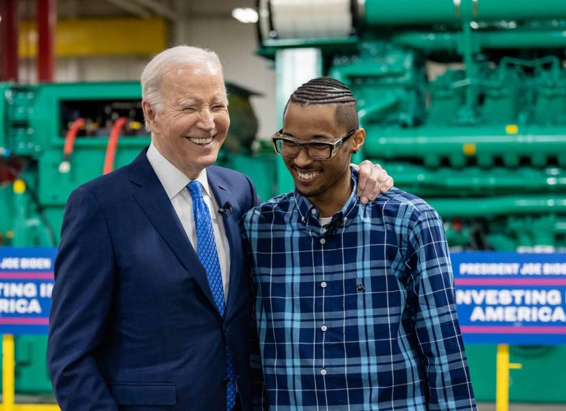 Joe Biden junto a un civil