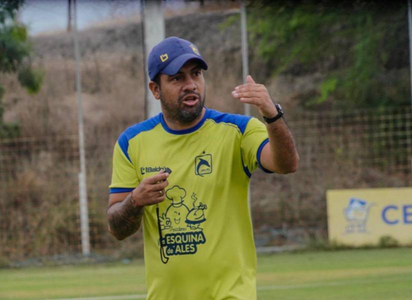 Javier Carvajal es el entrenador interino del Delfín SC.