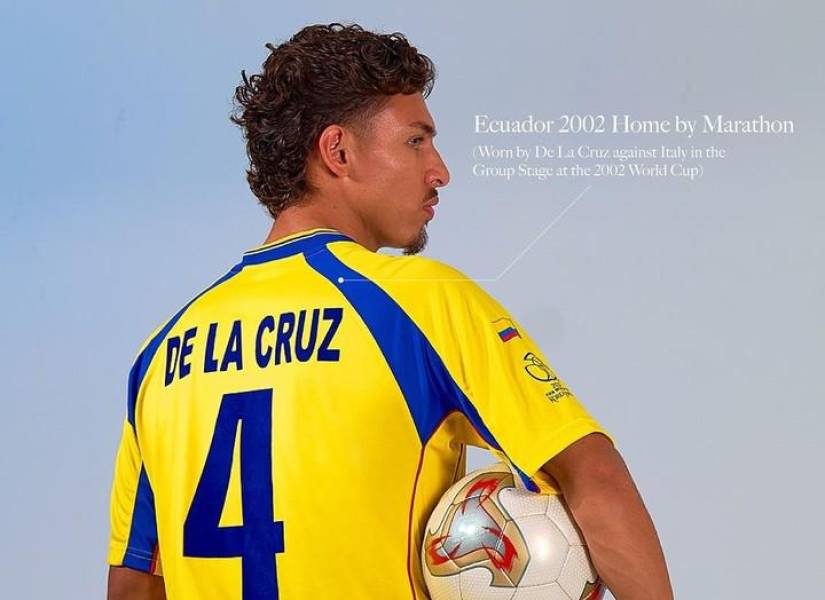 Jeremy Sarmiento posa con la camiseta de la selección de Ecuador de 2002