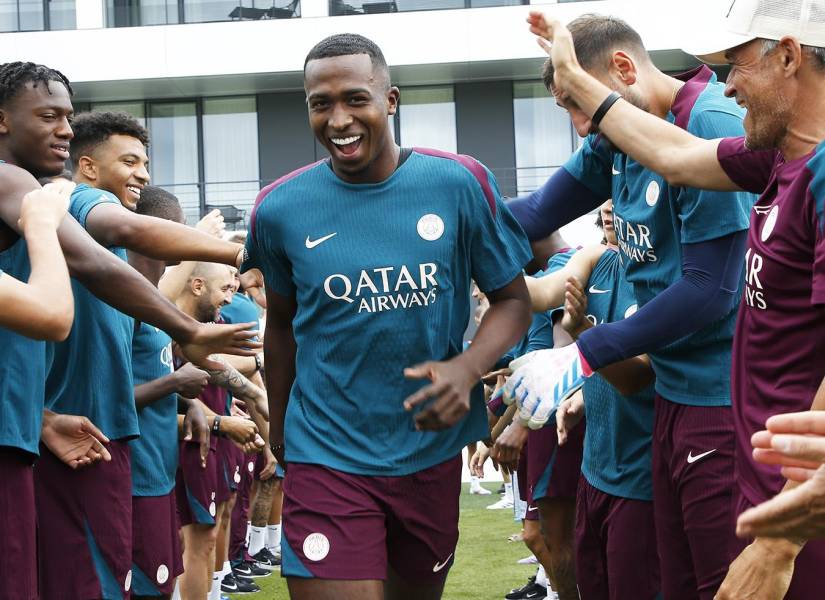 Willian Pacho en su primer entrenamiento con el PSG