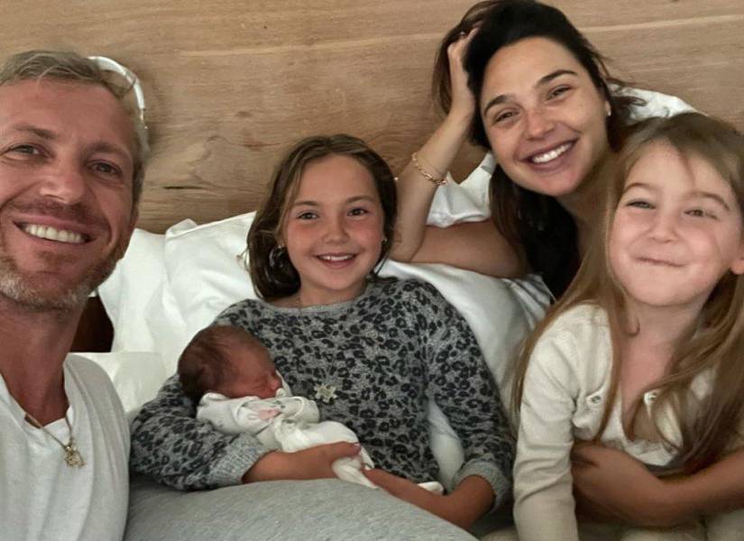 Gal Gadot junto a su familia y su tercera hija recién nacida en junio del 2021.