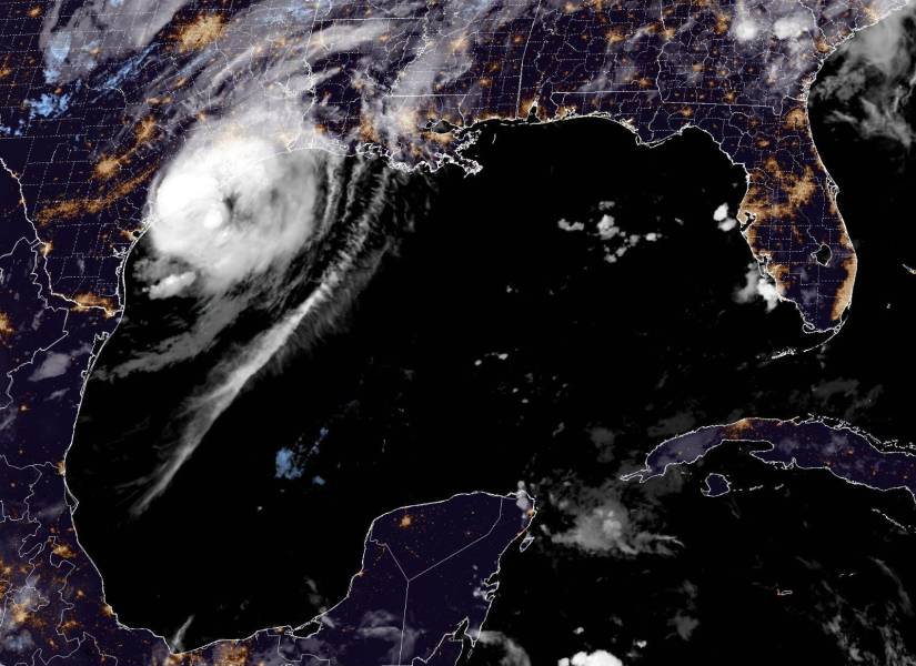 Beryl tocó tierra este lunes en la costa de Texas como el primer huracán de la actual temporada en Estados Unidos.