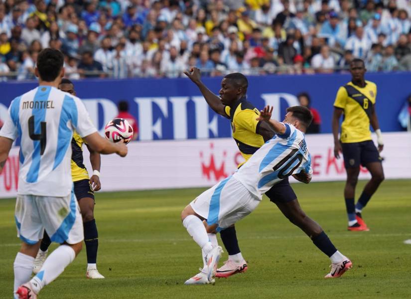 Lionel Messi no ha podido superar a la defensa de la selección de Ecuador.
