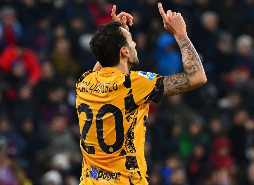 Hakan Çalhanoğlu anotó uno de los goles para la victoria del Inter de Milán