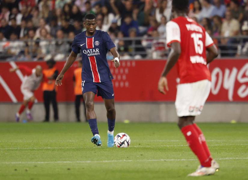 William Pacho brilló con el PSG en el empate 1-1 ante el Reims en la Ligue 1.