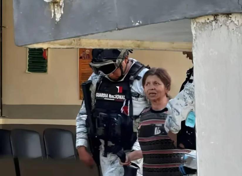 Imagen de Doña Lety siendo supervisada por la Guardia Nacional.