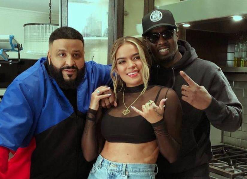 Fotografía publicada por la artista Karol G junto al productor DJ Khaled y P. Diddy