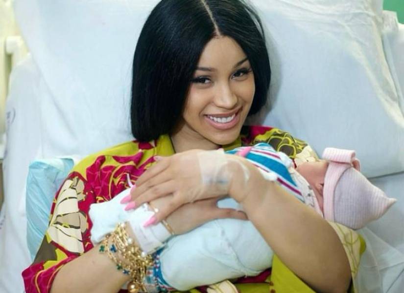 Fotografía publicada por Cardi B tras el nacimiento de su tercer hijo