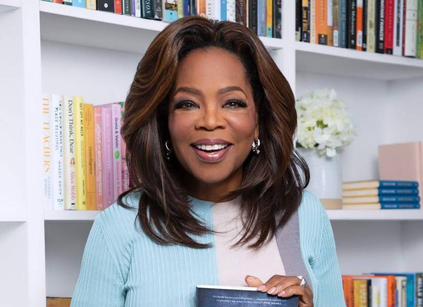 Oprah Winfrey junto al libro Familiaris