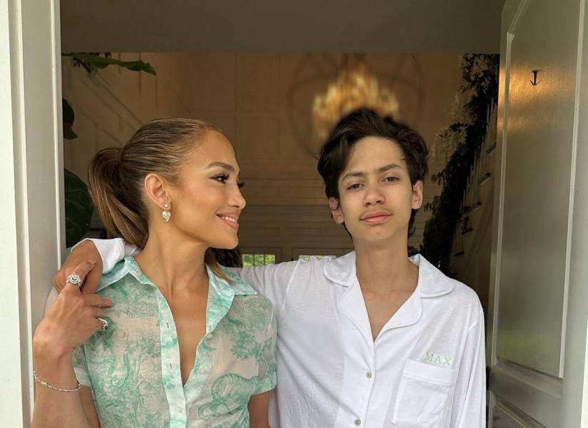 Jennifer López junto a su hijo Max