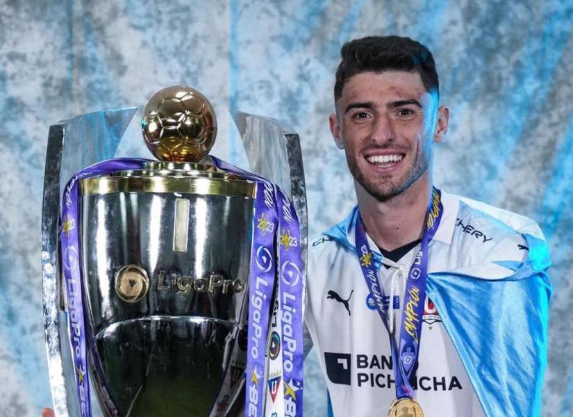 Facundo Rodríguez con el trofeo de la LigaPro 2023.