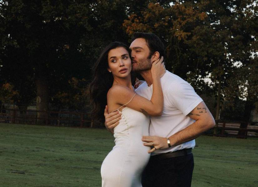 Imágenes compartidas por los futuros padres en redes sociales, Ed Westwick y Amy Jackson.