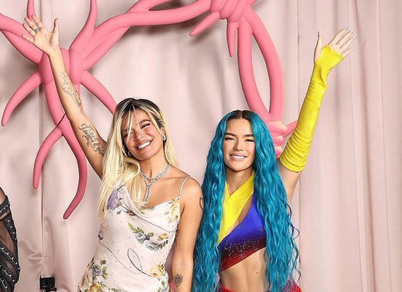 Karol G junto a su figura de cera que inmortaliza su look en Coachella 2022, en el museo Madame Tussauds, Nueva York.