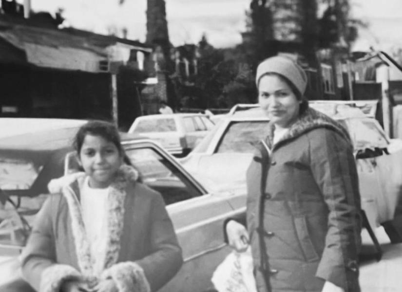 Foto del carrusel publicado en el perfil oficial de Romeo Santos junto a su hermana mayor y madre.
