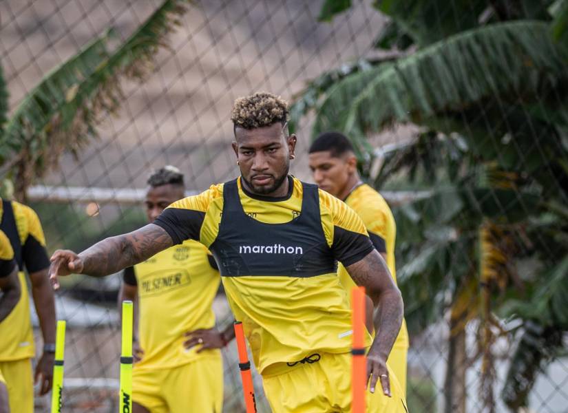 Gustavo Vallecilla entrena en la pretemporada de Barcelona SC en Manta.