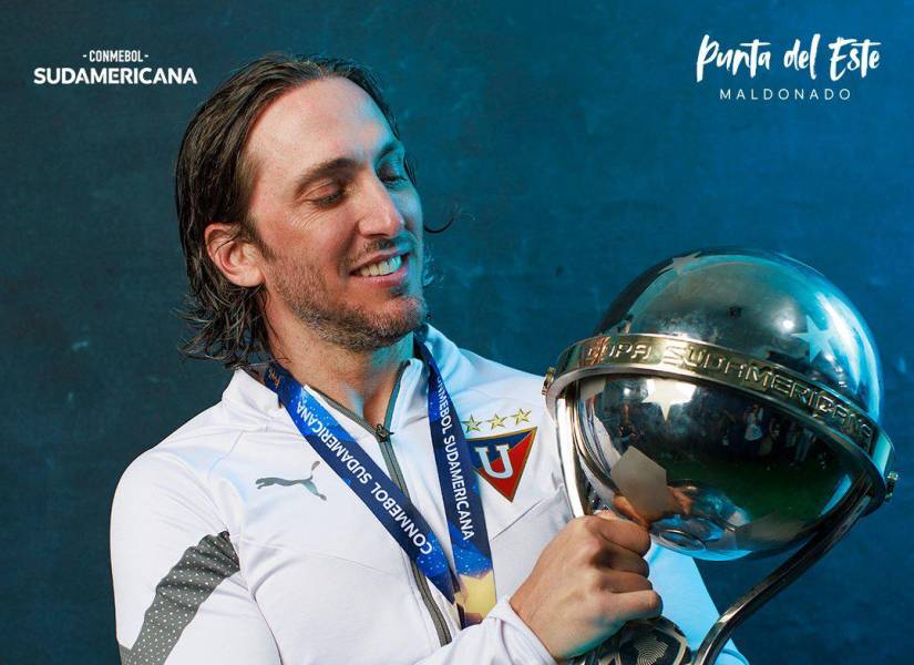 Zubeldía con el trofeo de la Copa Sudamericana obtenido en el 2023. (Cuenta X @Sudamericana)