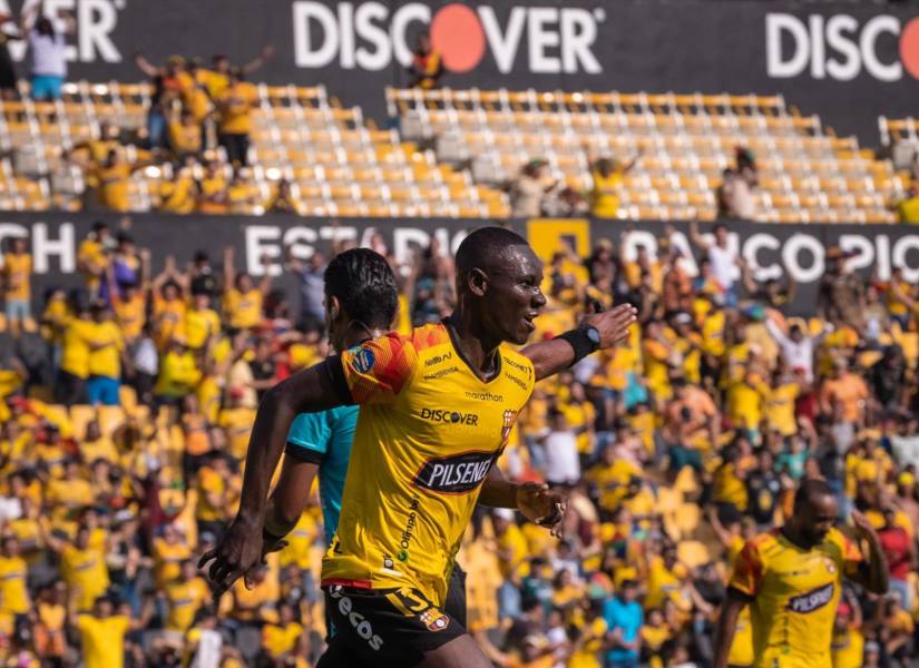 Janner Corozo anotó tres goles para la victoria de Barcelona SC ante Delfín.