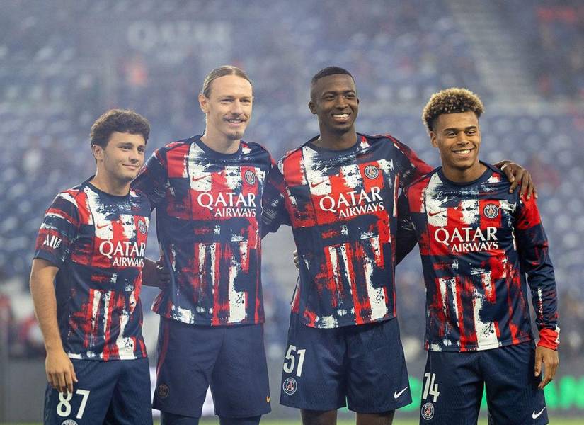 William Pacho, junto a los otros tres fichajes del PSG, siendo presentado ante la afición parisina.