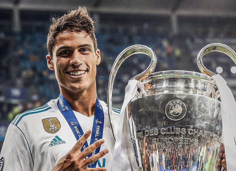 Raphael Varane posa con el trofeo de la Champions League