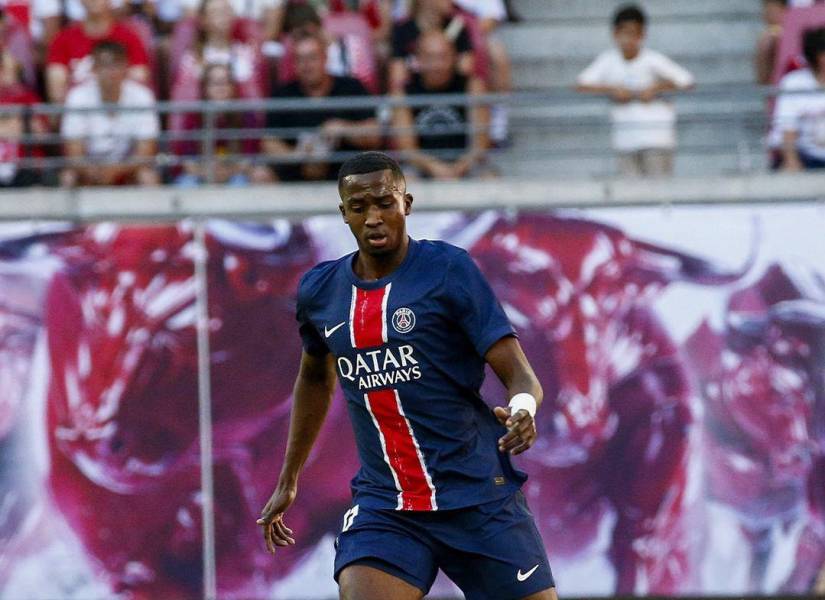 William Pacho debutó en la pretemporada con el PSG, pero ya jugará su primer partido oficial.