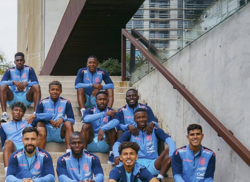 Kenny Arroyo con los jugadores de Ecuador para enfrentar a Uruguay en las Eliminatorias Sudamericanas.