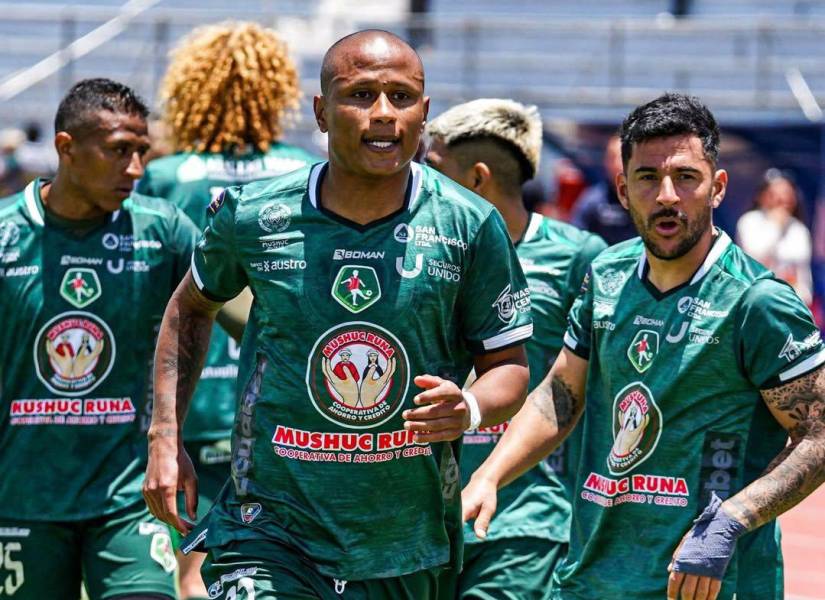 Mathías Acuña en un partido con Mushuc Runa