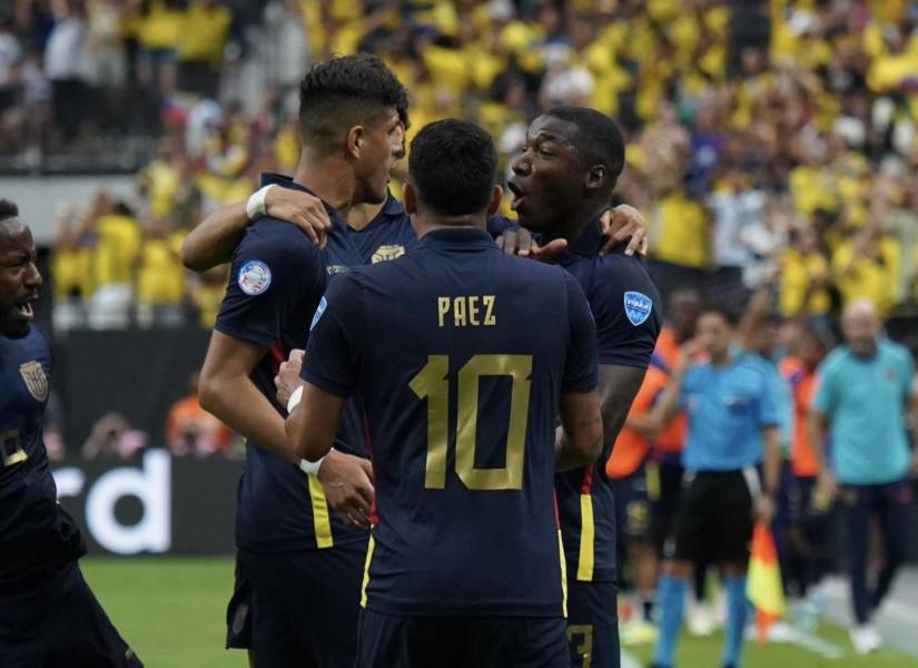 Jugadores de la selección de Ecuador celebran el gol de Piero Hincapié