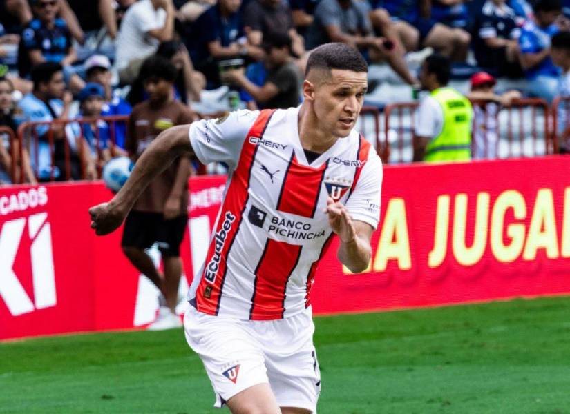 Alex Arce en el partido entre Liga de Quito ante Emelec por la fecha 12 de la Liga Pro