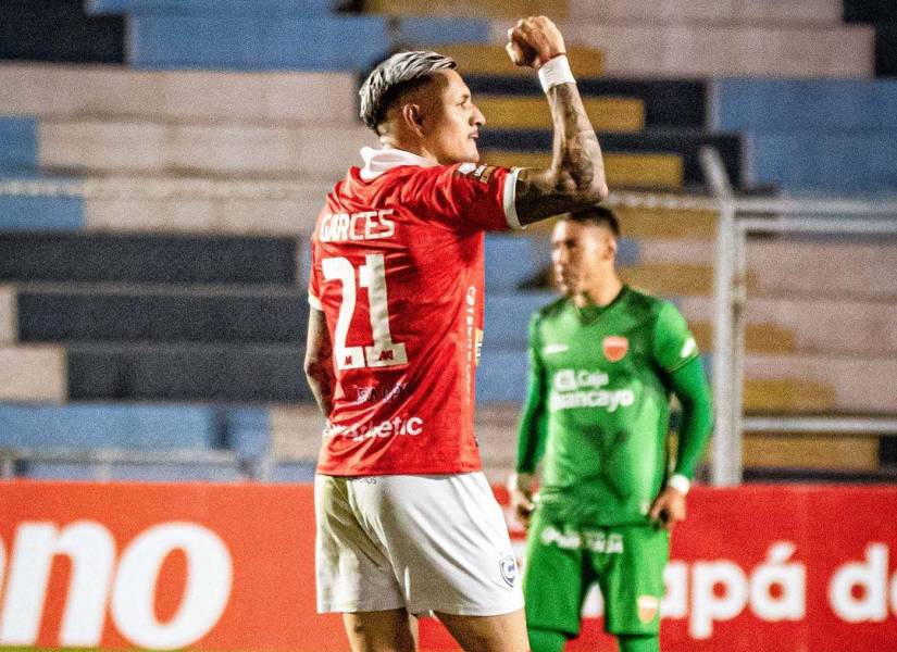 Cienciano busca nacionalizar peruano a Carlos Garcés.