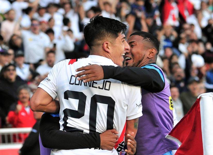 Jugadores de Liga de Quito celebran el gol de Fernando Cornejo ante Independiente del Valle