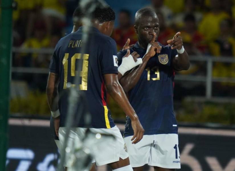 Enner Valencia celebra su gol contra Colombia por las Eliminatorias