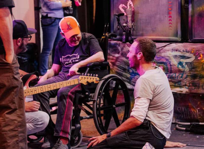 Michael J. Fox y Chris Martin de Coldplay en ensayos del Festival de Glastonbury.