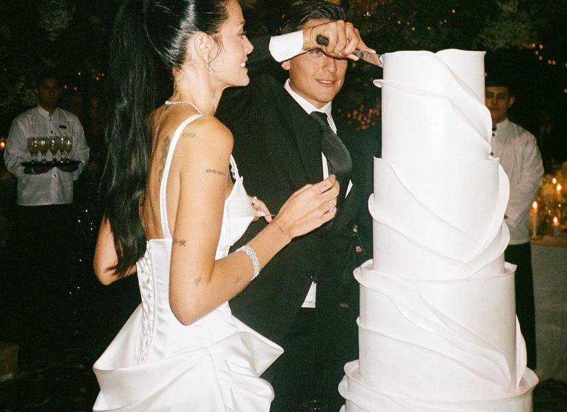 Oriana Sabatini junto a Paulo Dybala cortando el pastel de su boda