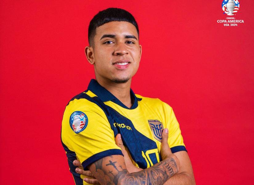 El jugador de la Selección de Ecuador, Kendry Páez, luce la camiseta tricolor para la Copa América