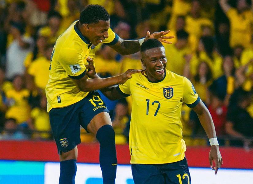 Gonzalo Plata celebra el gol con Alan Minda ante Bolivia por las Eliminatorias