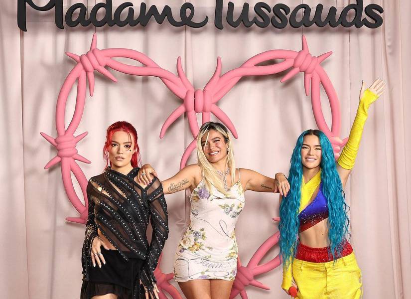 Karol G junto a su figura de cera que inmortaliza su look en el videoclip de TQG, y en Coachella 2022, en el museo Madame Tussauds, Nueva York.