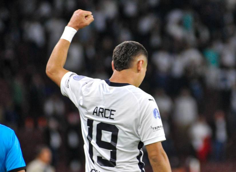 Alex Arce celebra su gol con Liga de Quito ante Always Ready