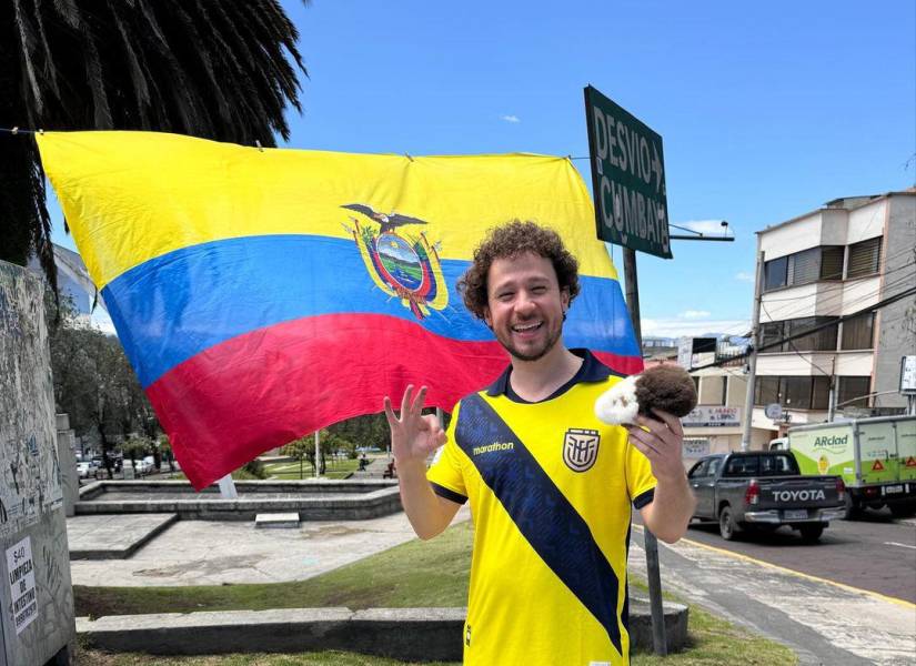 Luisito Comunica con la nueva camiseta de la selección del Ecuador.