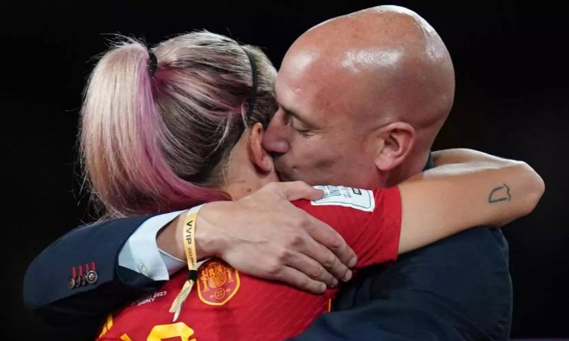 El abrazo y beso de Luis Rubiales a Alexia Putellas.