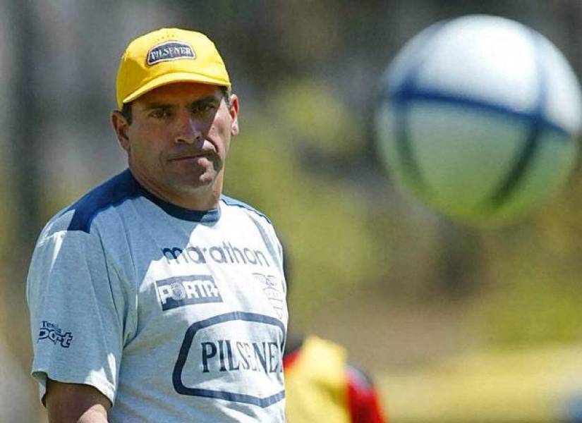 El exentrenador de la selección de Ecuador, Luis Fernando Suárez, observa un balón durante un entrenamiento en Quito el 04 de octubre de 2005.