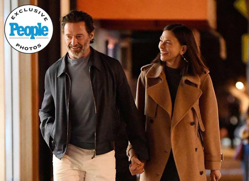 Imagen de Hugh Jackman y Sutton Foster al sur de Los Ángeles, en Santa Mónica, tomado de la mano junto a su actual pareja.