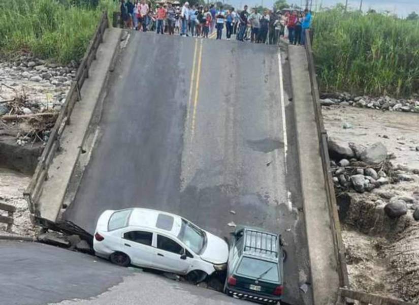Solo este domingo, un puente que conecta las provincias de Cañar y Guayas colapsó.