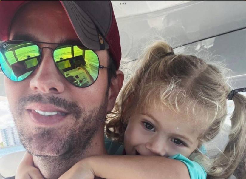 Imagen publicada en Instagram. Enrique Iglesias junto a su hija Mary, de cuatro años.