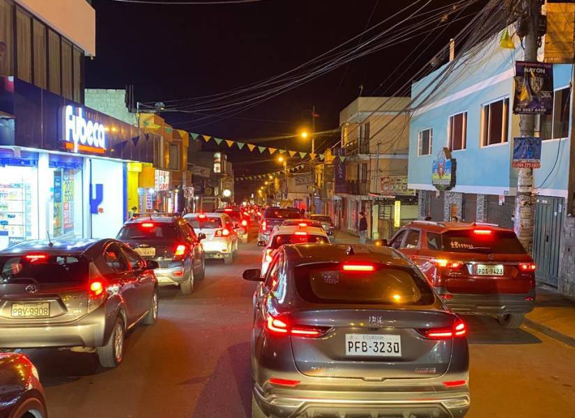 Calle Quito en el centro de Nayón tras incendio en Guápulo