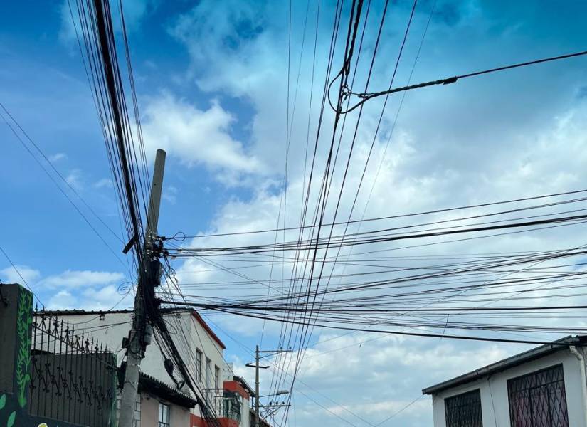 Miles de alambres desordenados sobre las casas en el barrio El Placer.