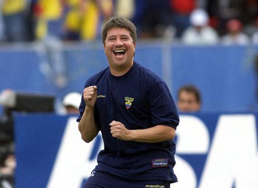 El director técnico de Ecuador, Hernán Darío Gómez, festeja en Quito, el 07 de noviembre de 2001, el gol del empate de su equipo contra Uruguay.