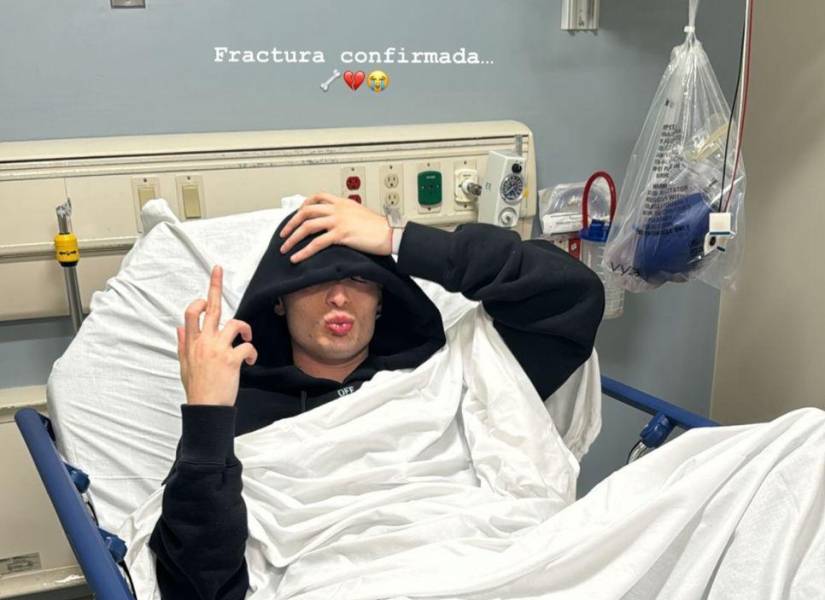 Peso Pluma confirma que sufrió de una fractura en su rodilla