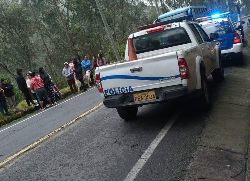 Fotografía de ciudadanos cerca del lugar del hecho y la llegada de presencia policial.